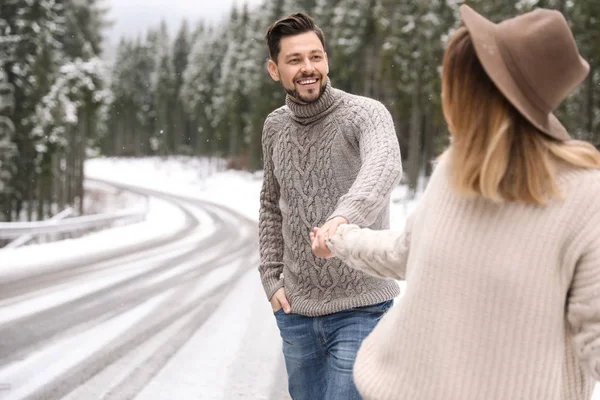 Casal Caminhando Perto Floresta Nevada Espaço Para Texto Férias Inverno — Fotografia de Stock