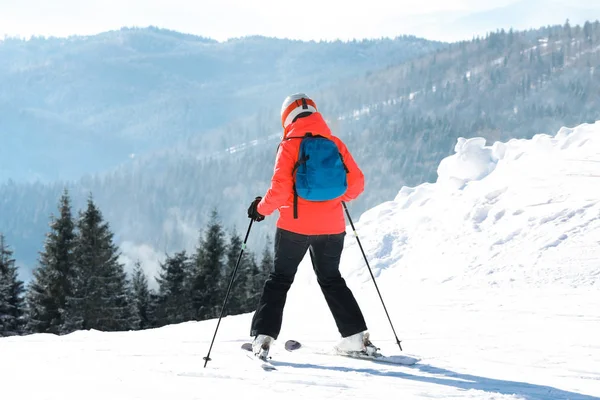 スキー山の雪に覆われた丘の上の女性 冬の休暇 — ストック写真