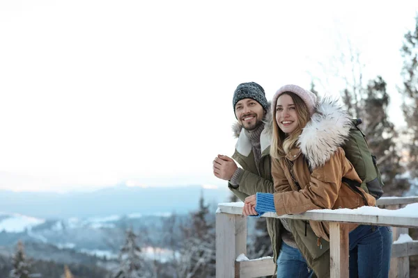 Casal Passar Férias Inverno Juntos Nas Montanhas Espaço Para Texto — Fotografia de Stock