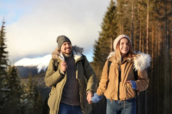 Casal Feliz Passar Férias Inverno Juntos Nas Montanhas — Fotografia de Stock