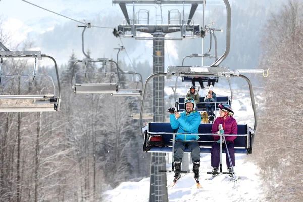 Die Benutzer Des Sessellifts Bergskigebiet Winterurlaub — Stockfoto