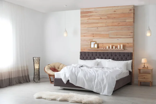 Grande Cama Confortável Quarto Elegante Design Interiores Moderno — Fotografia de Stock