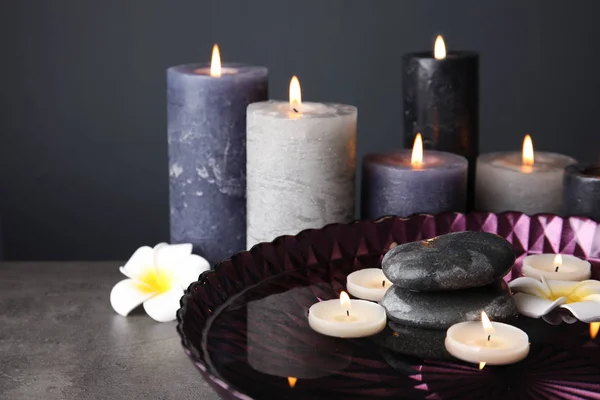 Wellness Komposition Mit Brennenden Kerzen Und Wasser Teller Auf Tisch — Stockfoto