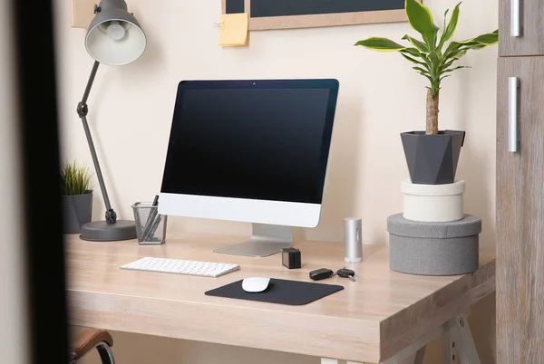 Interieur Eines Komfortablen Arbeitsplatzes Mit Computer Auf Dem Heimischen Tisch — Stockfoto