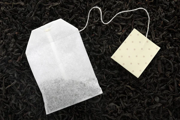 Sachet Thé Inutilisé Avec Étiquette Sur Feuilles Sèches Vue Dessus — Photo