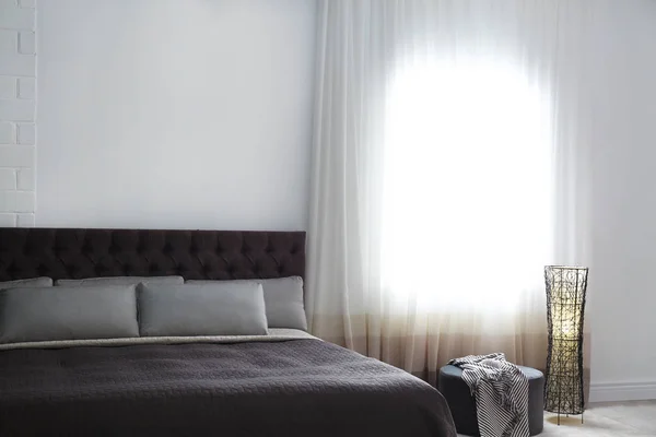 편안한 침대와 현대적인 인테리어 — 스톡 사진