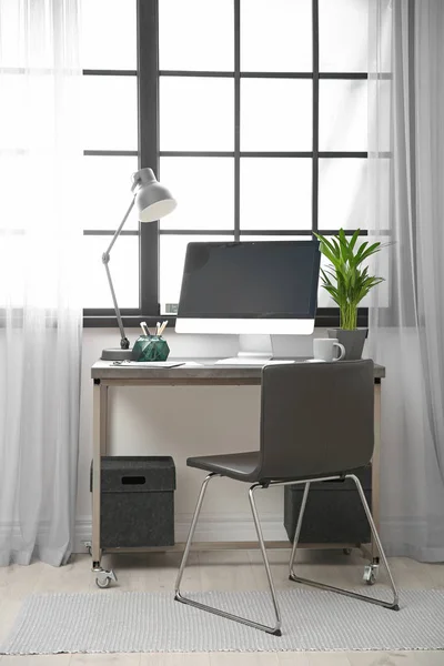 Stilvoller Arbeitsplatz Mit Computer Fensternähe Homeoffice Raum Für Text — Stockfoto