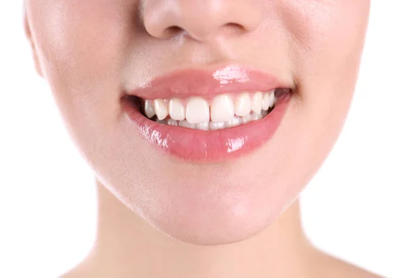 Sağlıklı Dişler Beyaz Zemin Üzerine Closeup Gülümseyen Genç Kadınla — Stok fotoğraf