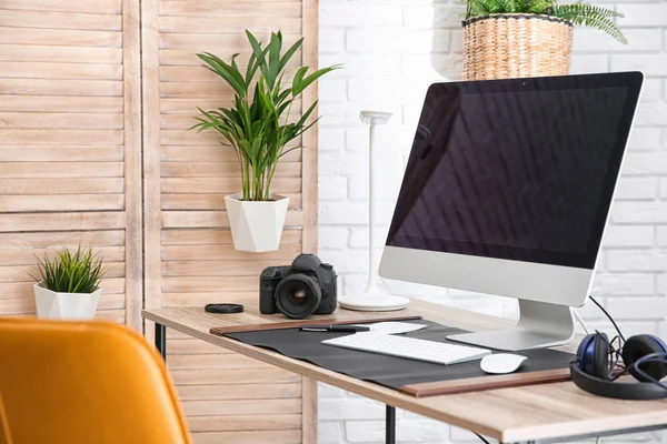 Leichtes Modernes Interieur Des Arbeitsplatzes Mit Computer — Stockfoto