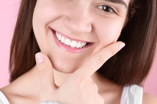 Mujer Joven Con Hermosa Sonrisa Fondo Color Primer Plano — Foto de Stock