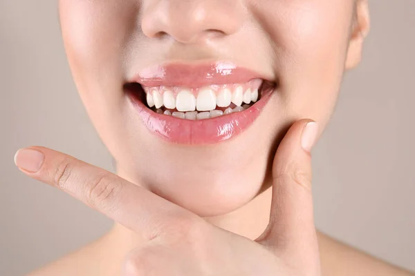 Hermosa Mujer Joven Con Dientes Sanos Fondo Color Primer Plano — Foto de Stock