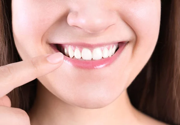 Jeune Femme Avec Beau Sourire Vue Rapprochée — Photo