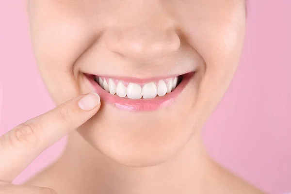 Mujer Joven Con Hermosa Sonrisa Fondo Color Primer Plano —  Fotos de Stock