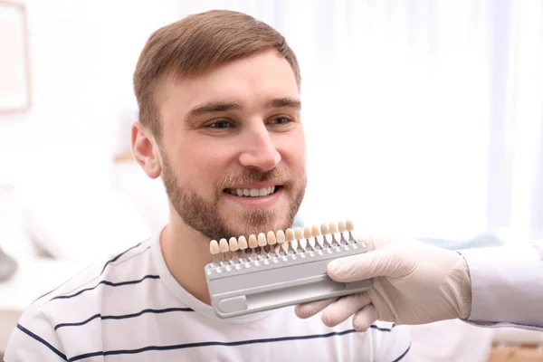 Dentista Revisando Color Los Dientes Del Joven Consultorio Dental — Foto de Stock