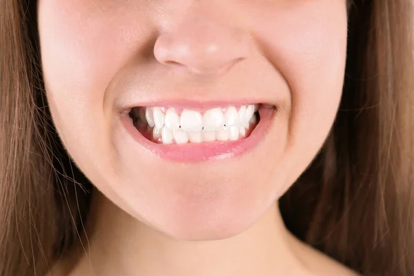 Jeune Femme Avec Beau Sourire Vue Rapprochée — Photo