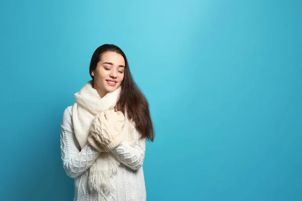 Mujer Joven Con Ropa Abrigo Sobre Fondo Color Espacio Para —  Fotos de Stock