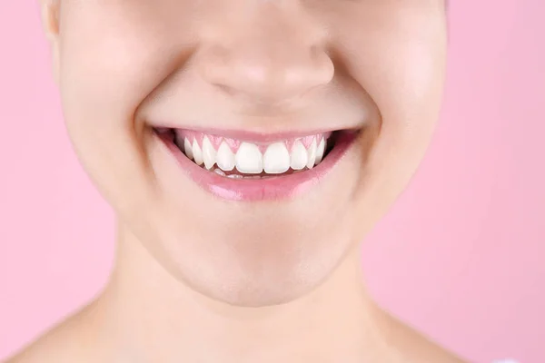 Mujer Joven Con Hermosa Sonrisa Fondo Color Primer Plano —  Fotos de Stock