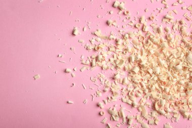 Beyaz çikolata bukleler ve renk arka plan, üstten görünüm üzerinde metin için yer