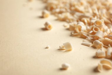 Bukleler renk zemin, closeup metin için yer ile üzerine beyaz çikolata