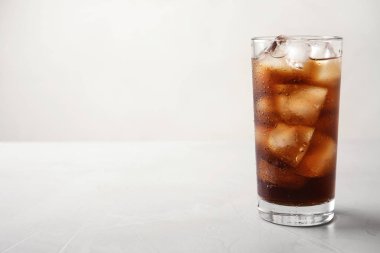 Cam masa lambası buza cola serinletici. Metin için yer