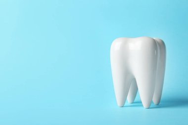 Diş renk arka plan üzerinde seramik modeli. Metin için yer