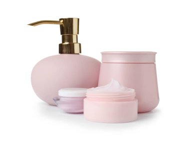 Beyaz arka plan üzerinde farklı vücut bakım ürünleri