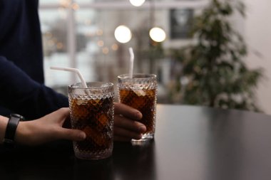 Kafe, closeup masada soğuk kola gözlüklü bir kaç. Metin için yer
