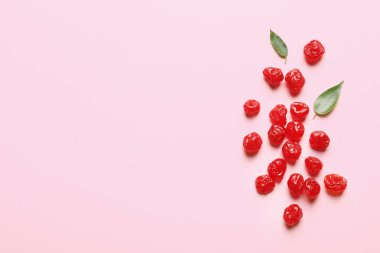 Kiraz renk arka plan, metin için yer ile üstten görünüm üzerinde. Kurutulmuş meyve sağlıklı çerez olarak