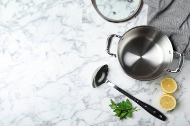 Mermer zemin üzerine temiz mutfak eşyaları düz yatıyordu bileşimi. Metin için yer