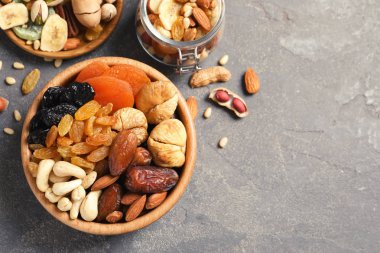 Farklı kurutulmuş meyve ve fındık renk arka plan üzerinde düz yatıyordu bileşimi. Metin için yer