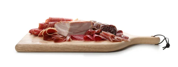 Tabla Cortar Con Diferentes Manjares Carne Sobre Fondo Blanco — Foto de Stock