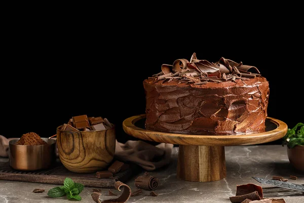 在桌子上的美味自制巧克力蛋糕组成 — 图库照片