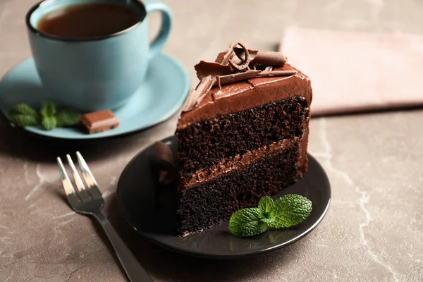 Välsmakande Choklad Tårtbit Och Kopp Serveras Bord — Stockfoto