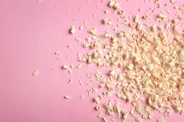 Beyaz çikolata bukleler ve renk arka plan, üstten görünüm üzerinde metin için yer