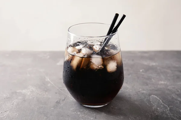 Vaso Refrescante Cola Con Hielo Sobre Mesa Gris — Foto de Stock