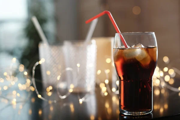 Glas Kalte Cola Und Lichterketten Auf Dem Tisch Raum Für — Stockfoto