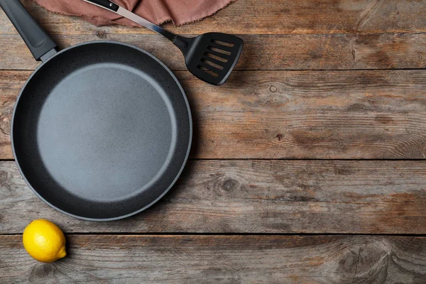 Composición Laica Plana Utensilios Cocina Limpios Sobre Fondo Madera Espacio —  Fotos de Stock