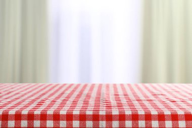 Boş tablo odada kırmızı peçeteye damalı arka plan bulanık. Alan tasarımı için 