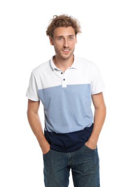 Beyaz arka planda poz veren günlük kıyafetli genç adam.