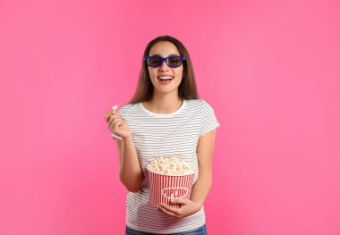 3d gözlük ve patlamış mısır sinema sırasında kadın ile renk arka plan üzerinde göster