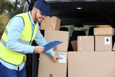 Genç kurye koli teslimat Van, açık havada miktarını denetleme