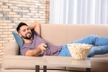 Plastik Havzası su kaçağı tavan ve evde tesisatçı çağıran altında tutan genç adam