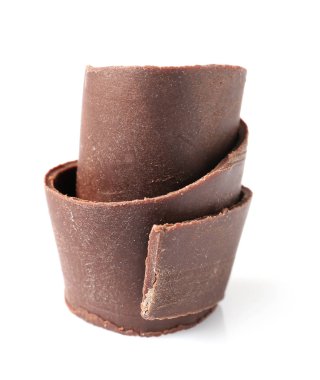 Beyaz arka planda dekorasyon için lezzetli çikolata kıvırcığı