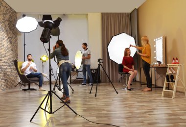 Fotoğraf stüdyosu profesyonel ekipman ve ekip işçilerin