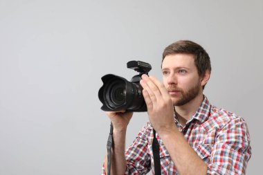 Profesyonel fotoğraf fotoğraf stüdyosu olan adam. Metin için yer