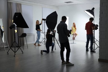 Fotoğraf stüdyosu profesyonel ekipman ve ekip işçilerin