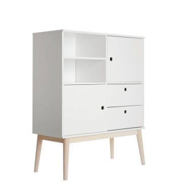 Beyaz arka plan üzerinde boş rafları ile şık giyiniyor. Gardırop odası için mobilya