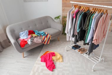 Soyunma odasında kanepe ile karışıklık. Dolap yenileme