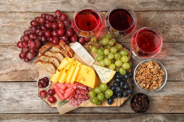 Şarap ve snacks ahşap arka plan düz yatıyordu kompozisyonu