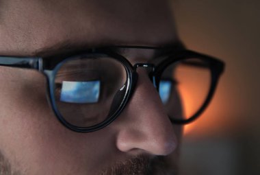 Gözlük takan genç adam arka plan, closeup bulanık. Göz Hastalıkları Servisi